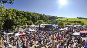 ne manquez pas le festival de musique country près de nantes ! plus de 2 500 fans profiteront de concerts folk et western, d’animations et d’une ambiance conviviale pour tous les amateurs de musique américaine.