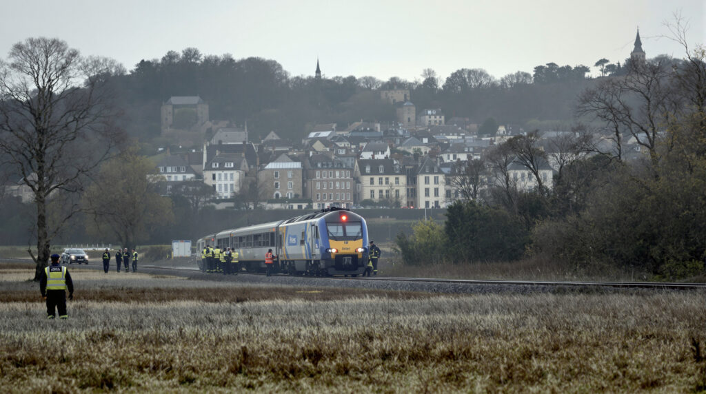 le trafic ferroviaire est interrompu entre dol-de-bretagne et dinan à la suite d'un tragique incident impliquant une personne. retrouvez les informations, perturbations et mesures prises pour les voyageurs concernés.