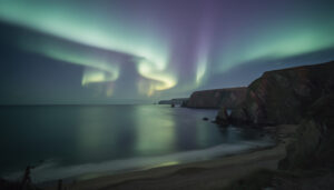 découvrez la beauté spectaculaire de la manche illuminée par le charme magique des aurores boréales à travers une galerie photo exceptionnelle.